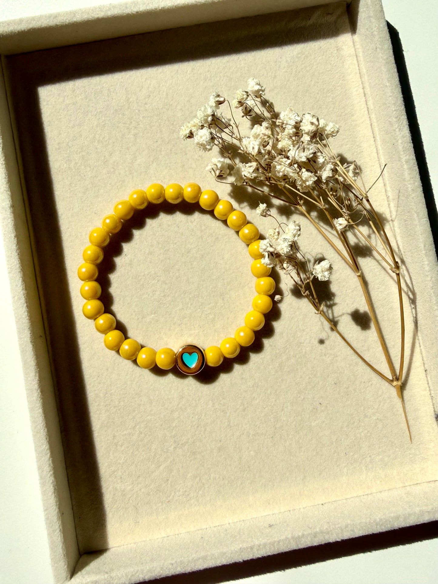 Glass Heart – Armband mit bunten Glasperlen & Herz Motiv – handgefertigt