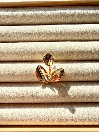 Broschen – Vergoldete Anstecker mit verspielten Motiven