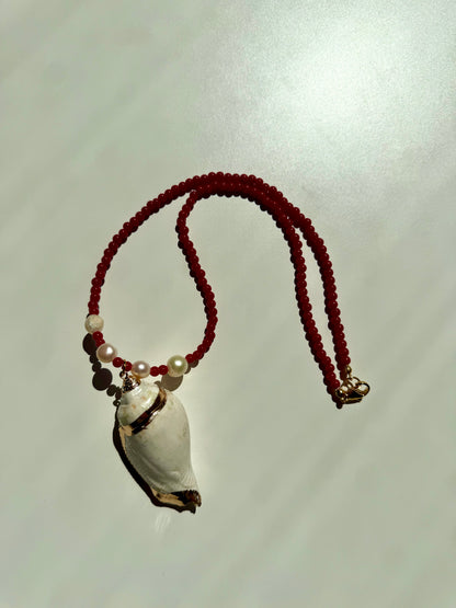 Ruby Shell – Korallen-Halskette mit Muschel-Anhänger – handgefertigt