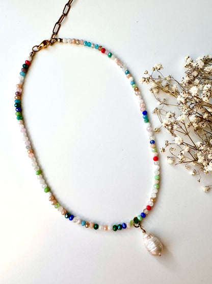 Bunte Edelstein-Halskette • Facettierte Glasperlen & Barockperle • 18k vergoldet