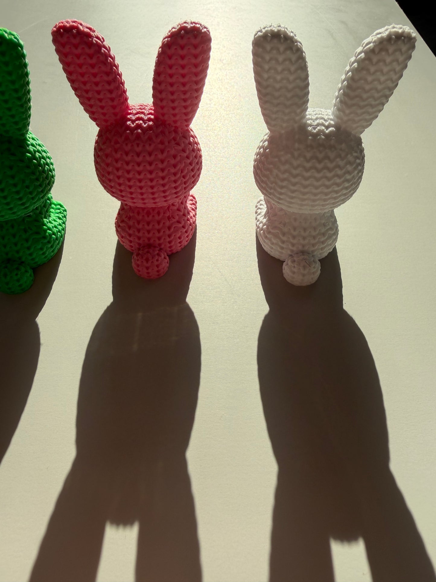Little Bunny – dekorative Hasenfigur mit Strickstruktur – moderne Deko