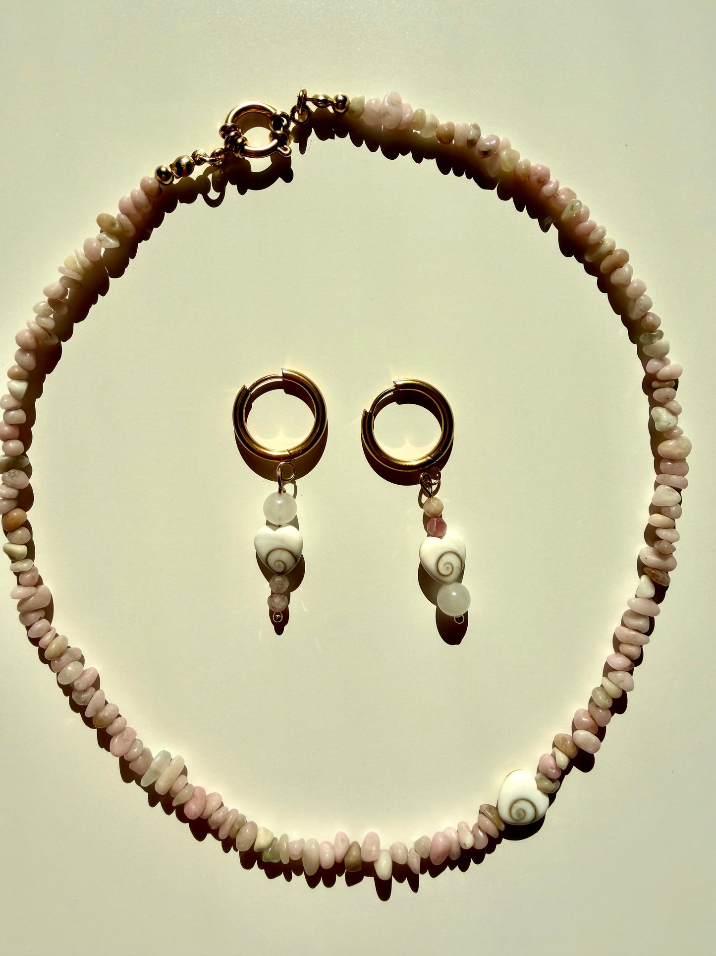 Shiva Eye – Ohrringe mit Shiva Auge Muschel, klarem Quarz & Natursteinperlen – handgefertigt