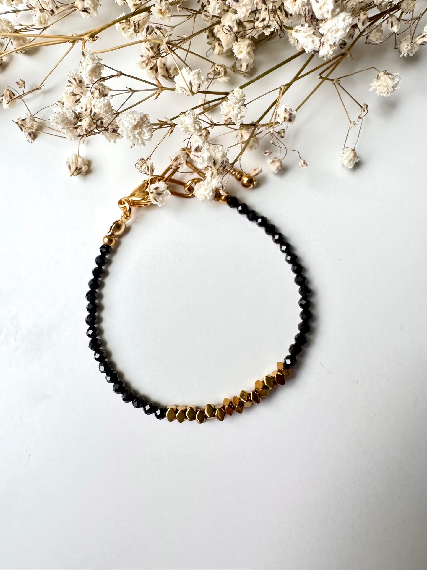 Midnight Edge – Armband aus schwarzen Kristallperlen & goldenen Hämatit-Details – handgefertigt