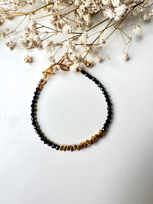 Midnight Edge – Armband aus schwarzen Kristallperlen & goldenen Hämatit-Details – handgefertigt