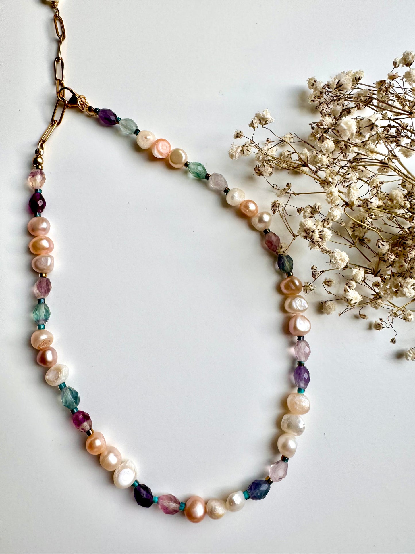 Pearl & Fluorite Harmony Necklace“ – Halskette mit Süßwasserperlen und Fluoritperlen
