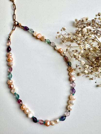 Pearl & Fluorite Harmony Necklace“ – Halskette mit Süßwasserperlen und Fluoritperlen