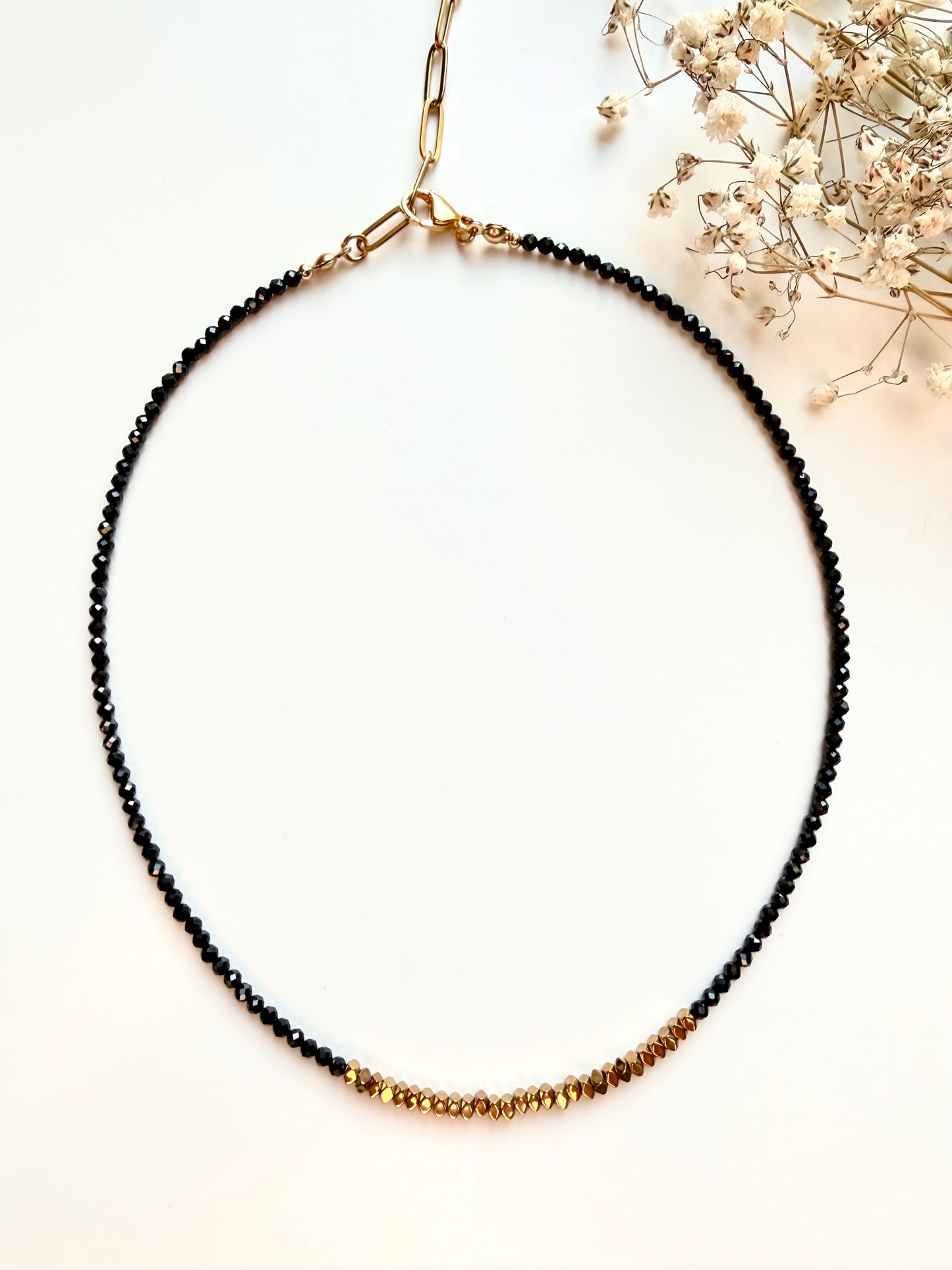 Midnight Edge – Halskette mit schwarzen Kristallperlen & goldenen Akzenten – handgefertigt