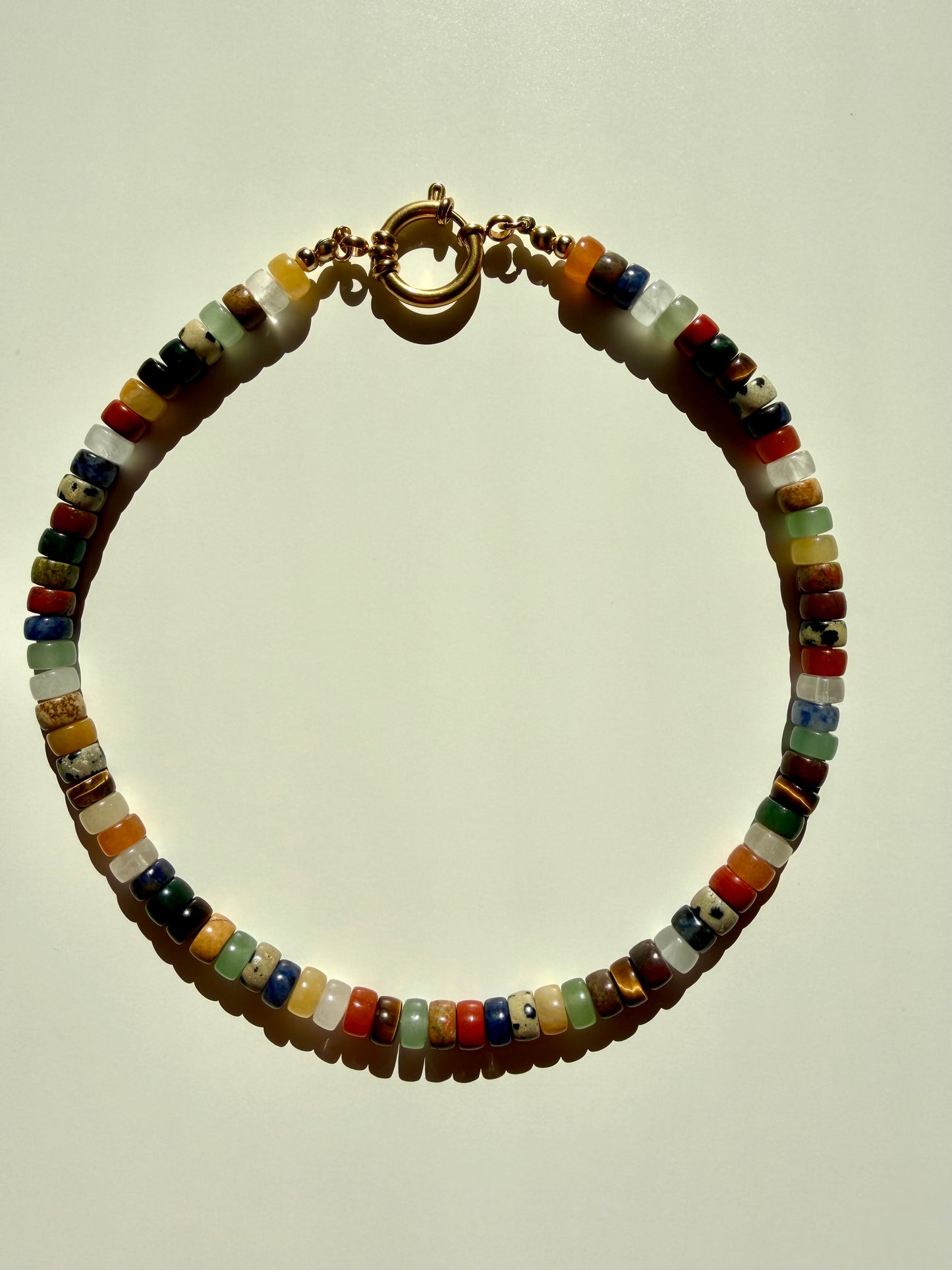 Renkia – bunte Edelstein Halskette mit Naturstein Mix & goldenen Details – handgefertigt