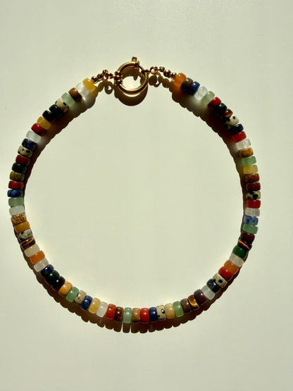 Renkia – bunte Edelstein Halskette mit Naturstein Mix & goldenen Details – handgefertigt