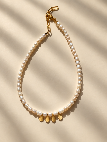 Golden Pearl – Süßwasserperlen Halskette mit goldenen Anhängern – Ansicht 8