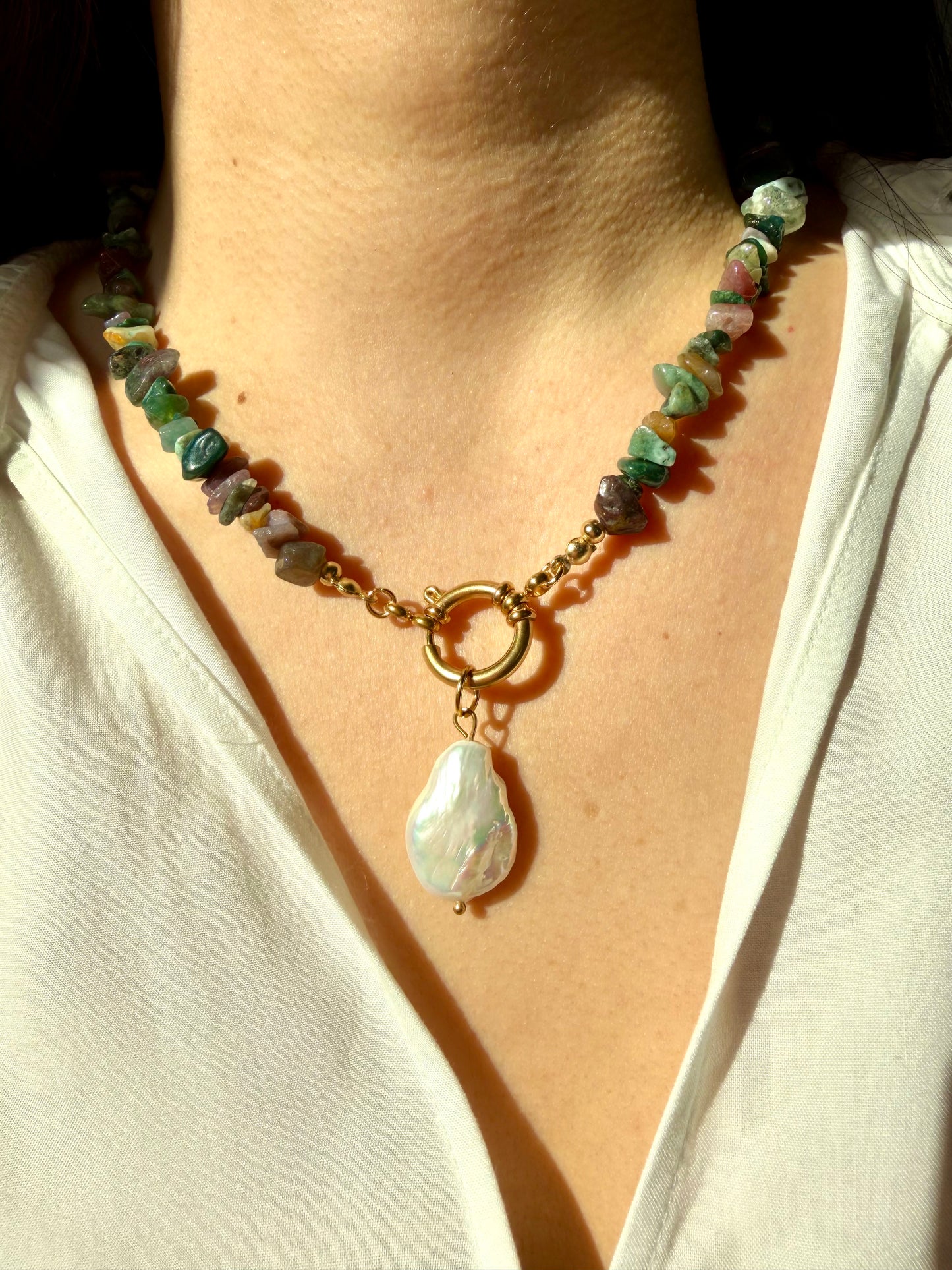 Gemstone chip necklace made of Indian agate beads with baroque pearl &amp; gold-colored ring clasp – handmade