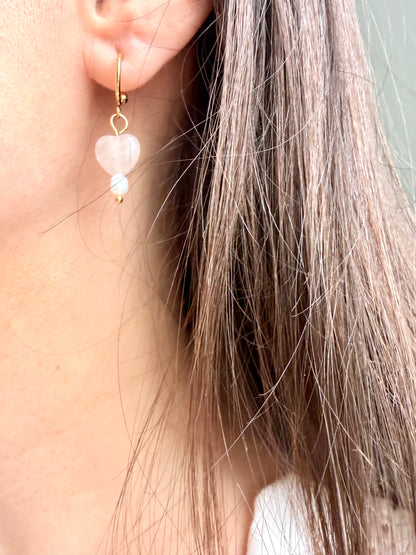 Rosa Heart – Rosenquarz Herz Ohrringe mit Süßwasserperlen – handgefertigt