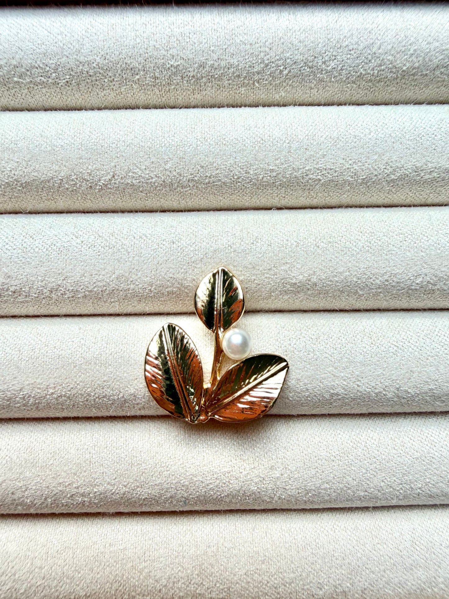 Broschen – Vergoldete Anstecker mit verspielten Motiven