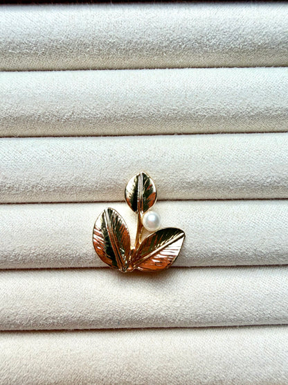 Broschen – Vergoldete Anstecker mit verspielten Motiven