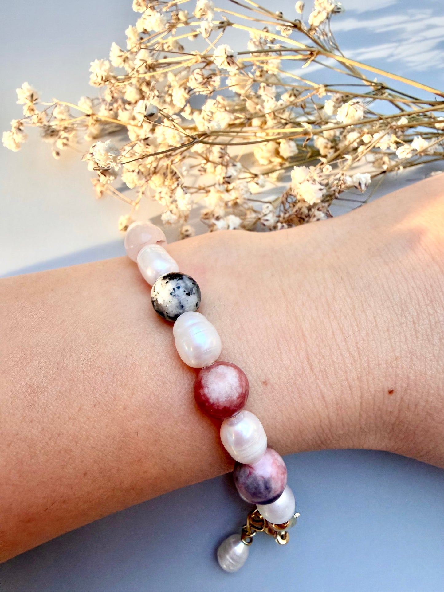 Bracelet with freshwater pearls &amp; colorful gemstones • 18k gold plated