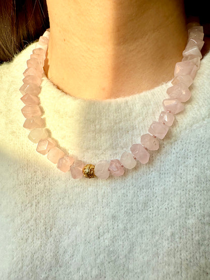 Rosenquarz-Halskette mit facettierten Edelsteinperlen & goldener Akzentperle
