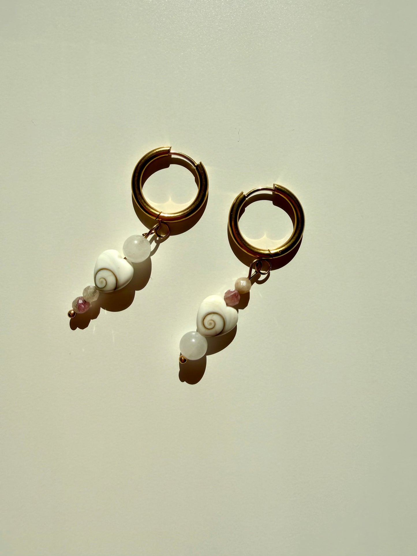 Shiva Eye – Ohrringe mit Shiva Auge Muschel, klarem Quarz & Natursteinperlen – handgefertigt