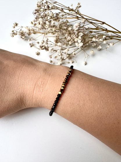 Midnight Edge – Armband aus schwarzen Kristallperlen & goldenen Hämatit-Details – handgefertigt