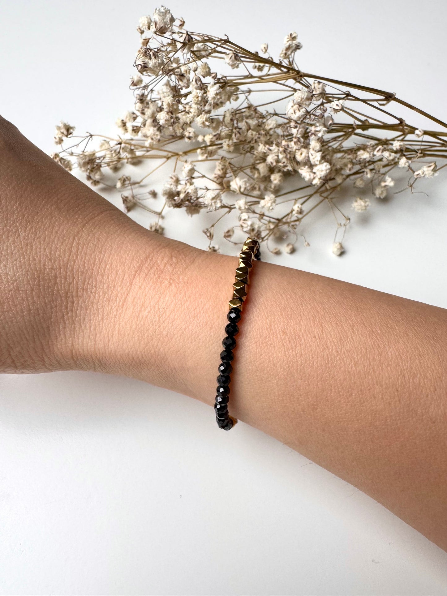 Midnight Edge – Armband aus schwarzen Kristallperlen & goldenen Hämatit-Details – handgefertigt