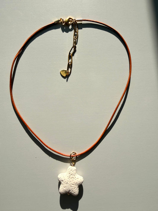 Ocean Star – Lava Stern Anhänger an Lederband – handgefertigt