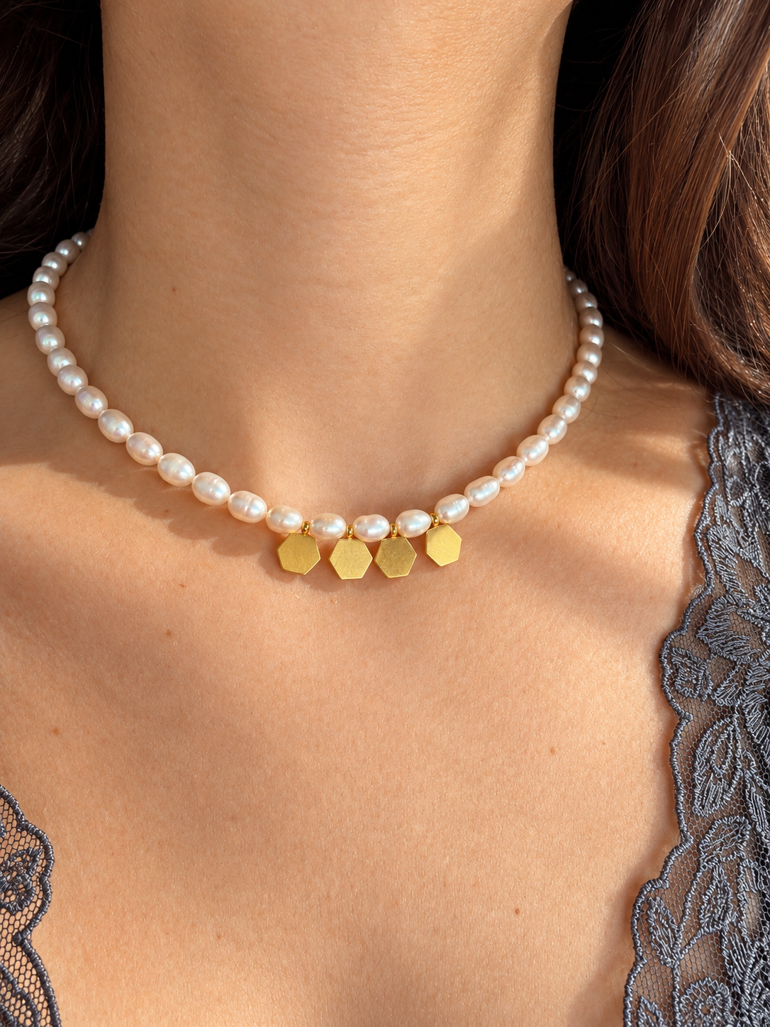 Golden Pearl – Süßwasserperlen Halskette mit goldenen Anhängern – Ansicht 7