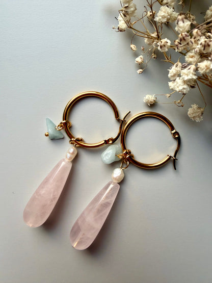 Stone Drip – Vergoldete Creolen mit Edelstein-Tropfen & Perlen – handgefertigt