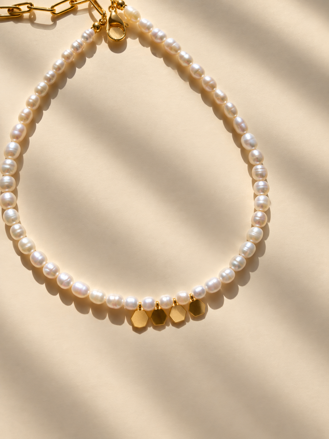Golden Pearl – Süßwasserperlen Halskette mit goldenen Anhängern – Ansicht 3
