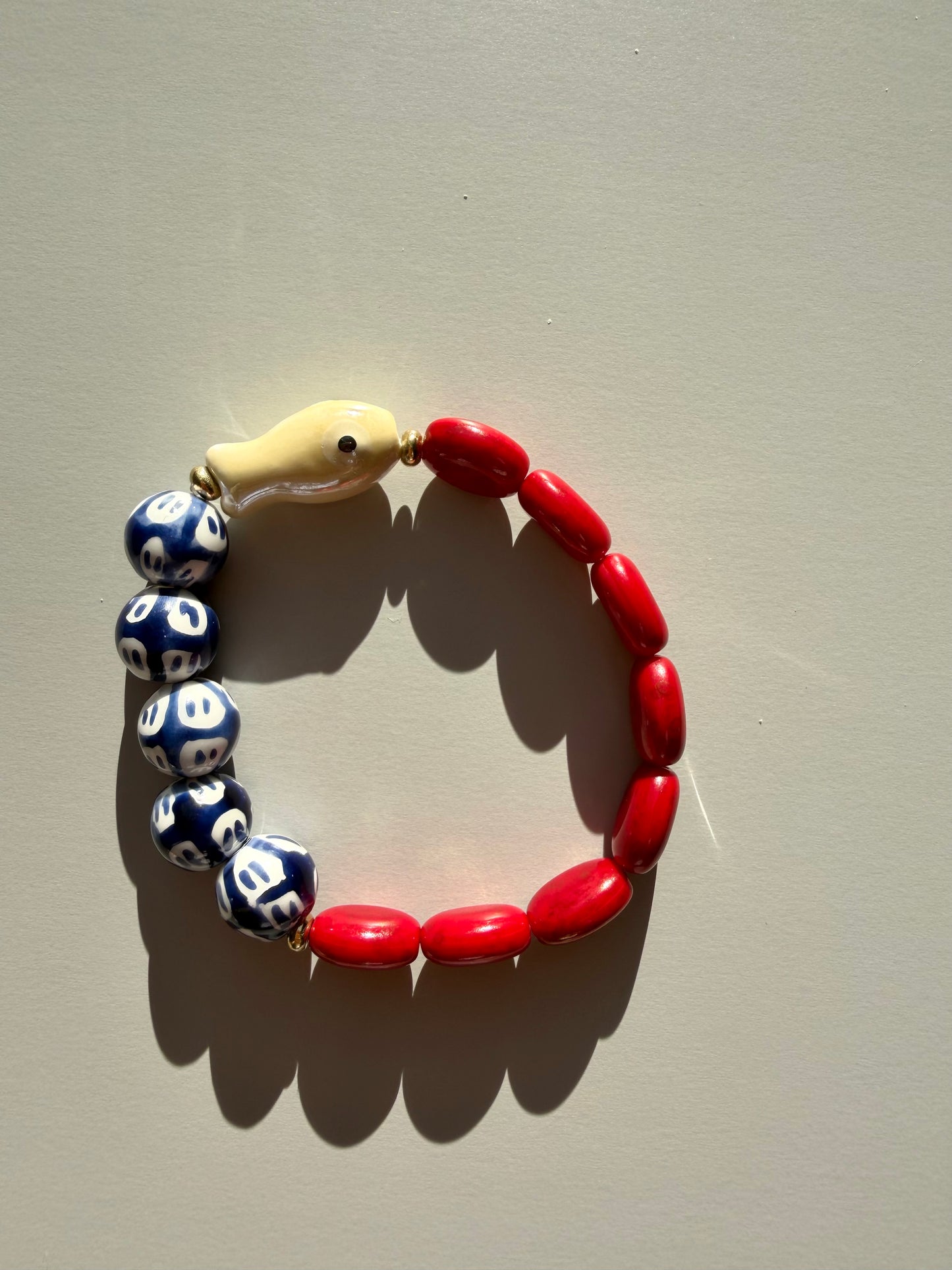 Lucky Fish – Armband mit Keramikperlen & Fisch Anhänger – handgefertigt