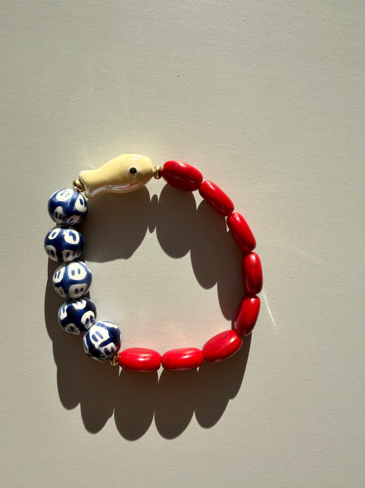Lucky Fish – Armband mit Keramikperlen & Fisch Anhänger – handgefertigt