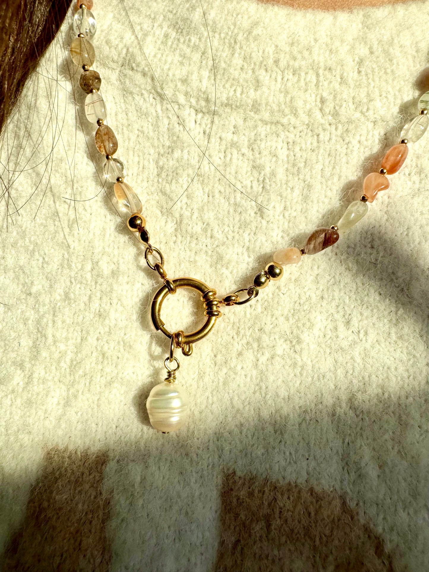 Quarzstein-Kette mit Barockperle & goldenen Details – handgefertigt