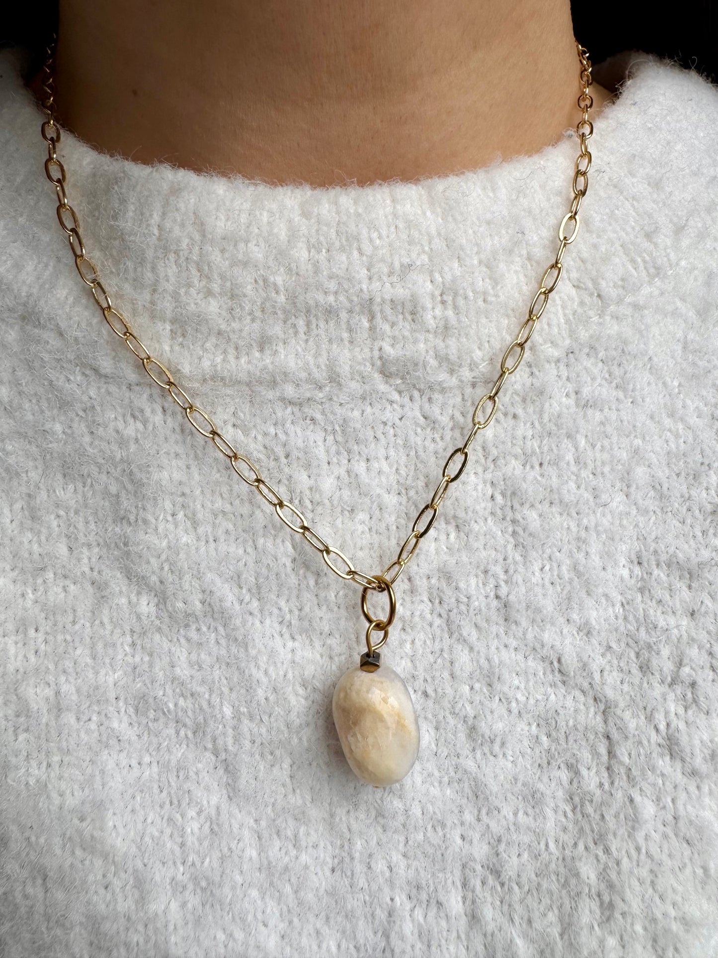 Limited Edition – Halskette mit Naturstein-Anhängern & vergoldeter Gliederkette – handgefertigt