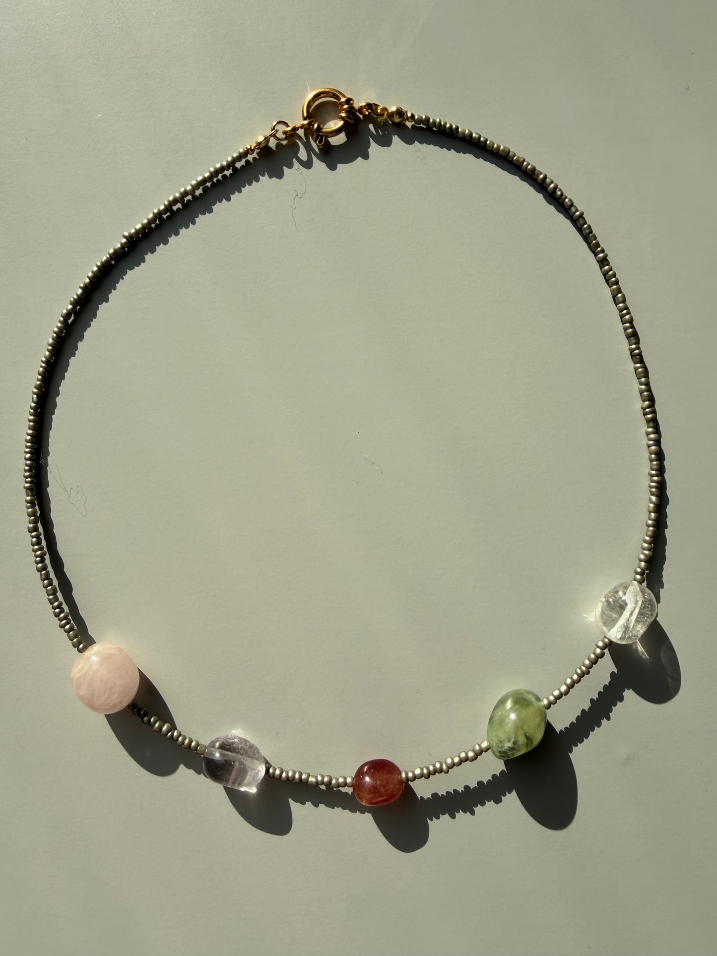 Stone Balance – Edelstein Kette mit Rosenquarz, Bergkristall, Prehnit & Sonnenstein – handgefertigt