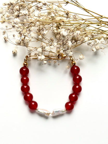 Red Lady – Armband aus rotem Achat mit Süßwasserperlen – handgefertigt