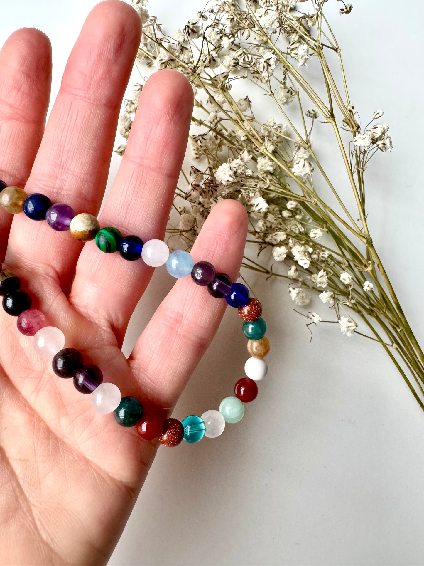 Bunte Edelstein-Halskette mit 6 mm Perlen & goldenen Details