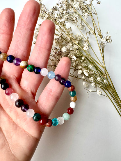 Bunte Edelstein-Halskette mit 6 mm Perlen & goldenen Details