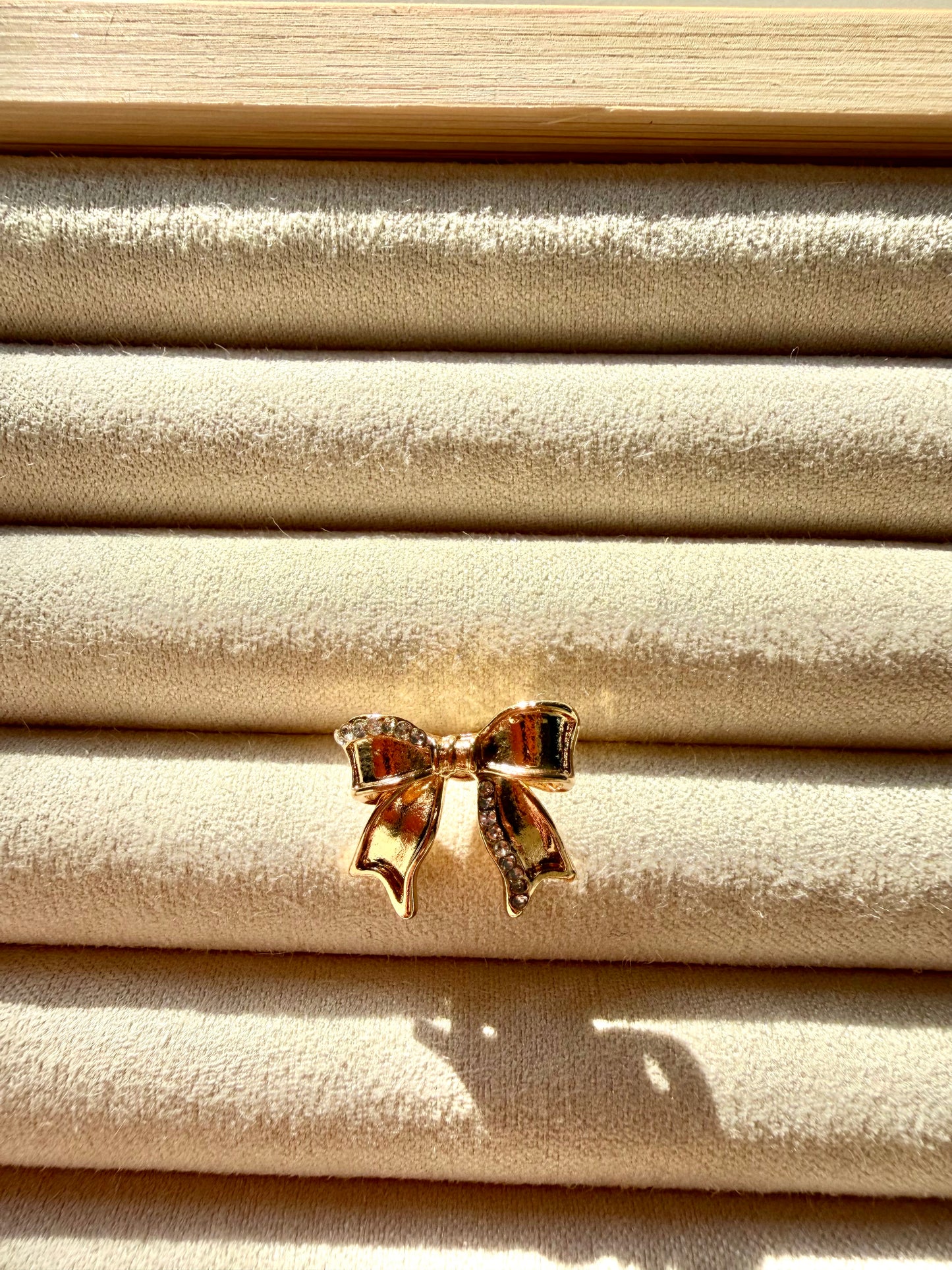 Broschen – Vergoldete Anstecker mit verspielten Motiven