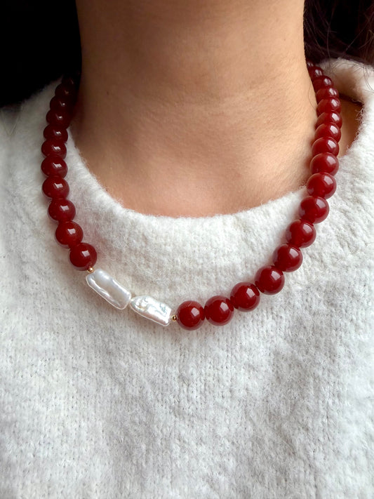 Red Lady – Halskette aus rotem Achat mit Süßwasserperlen & vergoldetem Verschluss – handgefertigt