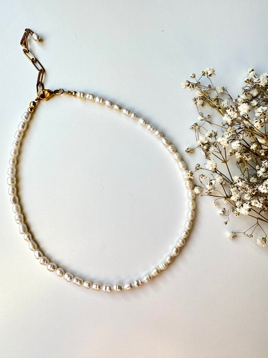 Feine Süßwasserperlenkette mit 18 k vergoldeten Details