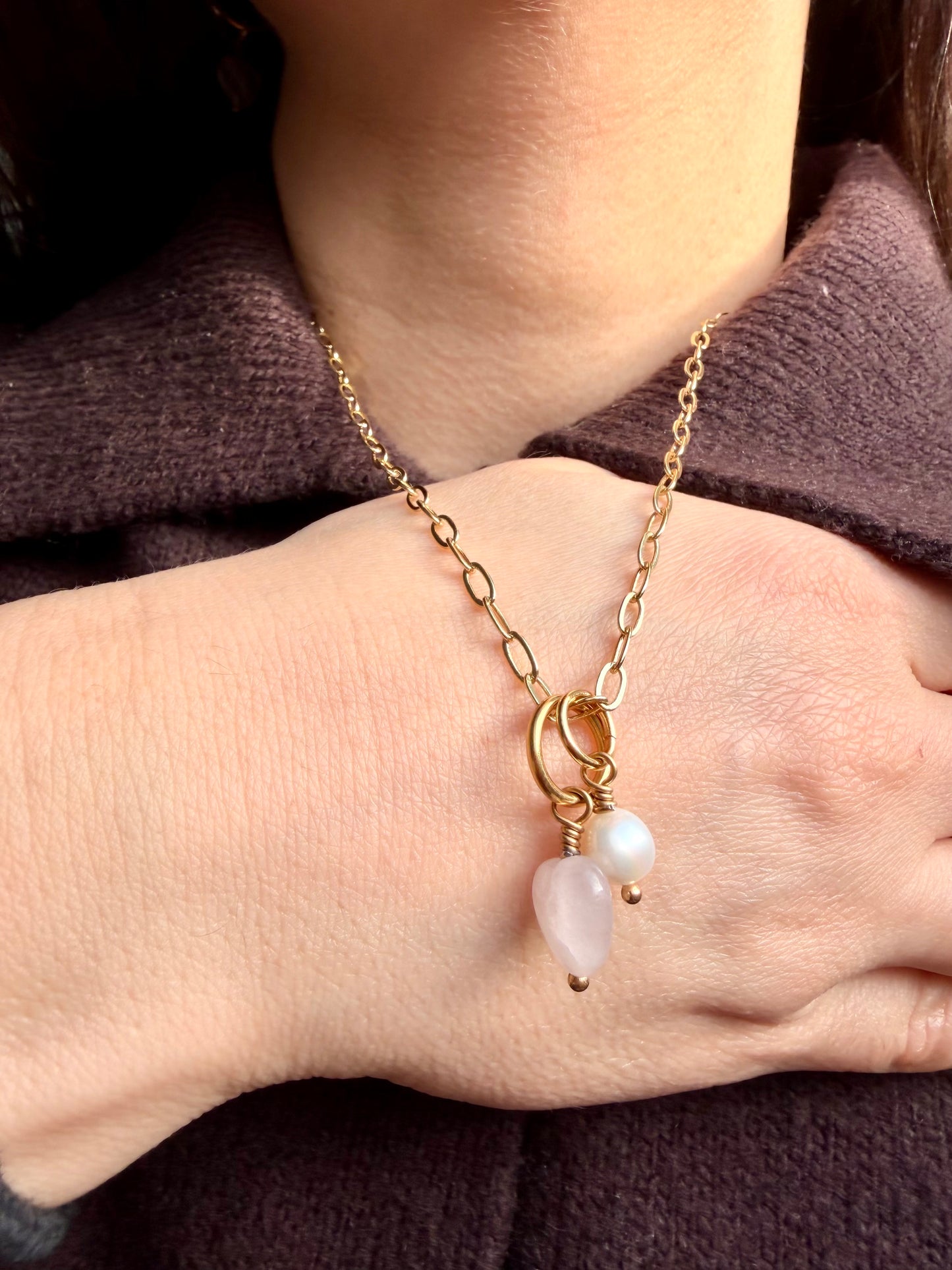 Rosea Heart – 18 k vergoldete Halskette mit Rosenquarz-Herz & Süßwasserperle – handgefertigt