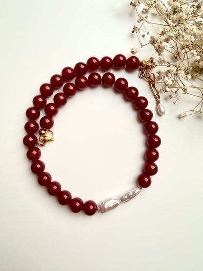 Red Lady – Halskette aus rotem Achat mit Süßwasserperlen & vergoldetem Verschluss – handgefertigt