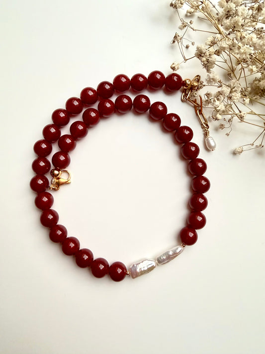 Red Lady – Halskette aus rotem Achat mit Süßwasserperlen & vergoldetem Verschluss – handgefertigt