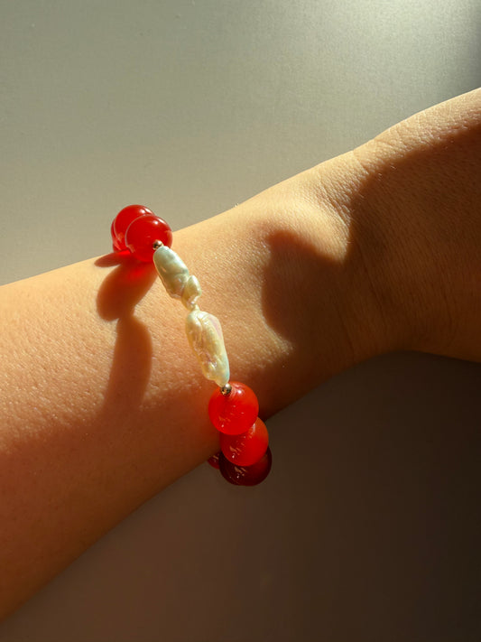 Red Lady – Armband aus rotem Achat mit Süßwasserperlen – handgefertigt