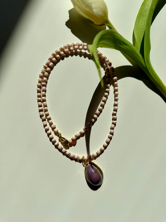 Lilac Tide - Glasperlen Halskette mit Muschel Anhänger handgefertigt
