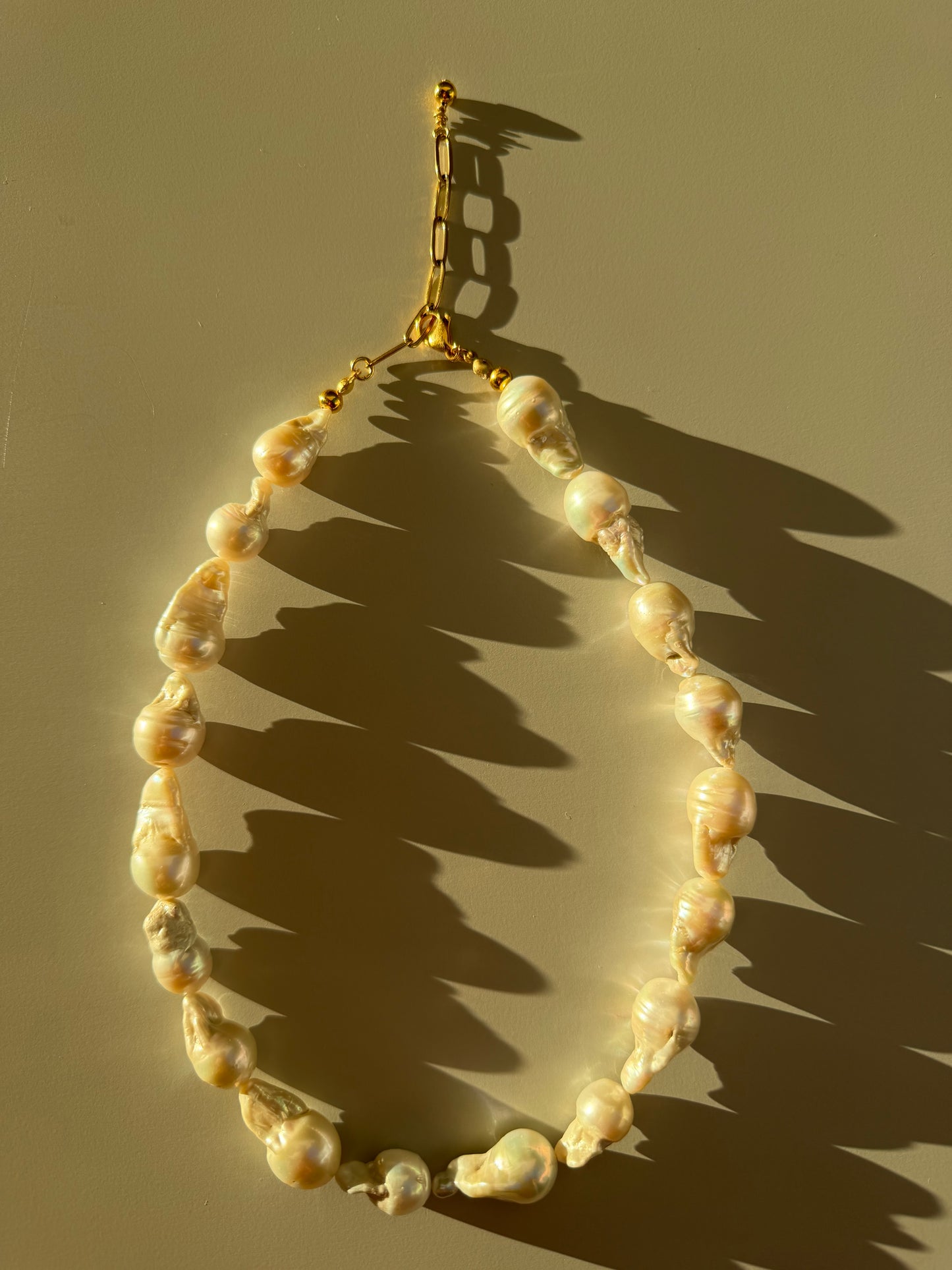 Golden Baroque – Halskette mit barocken Süßwasserperlen – handgefertigt