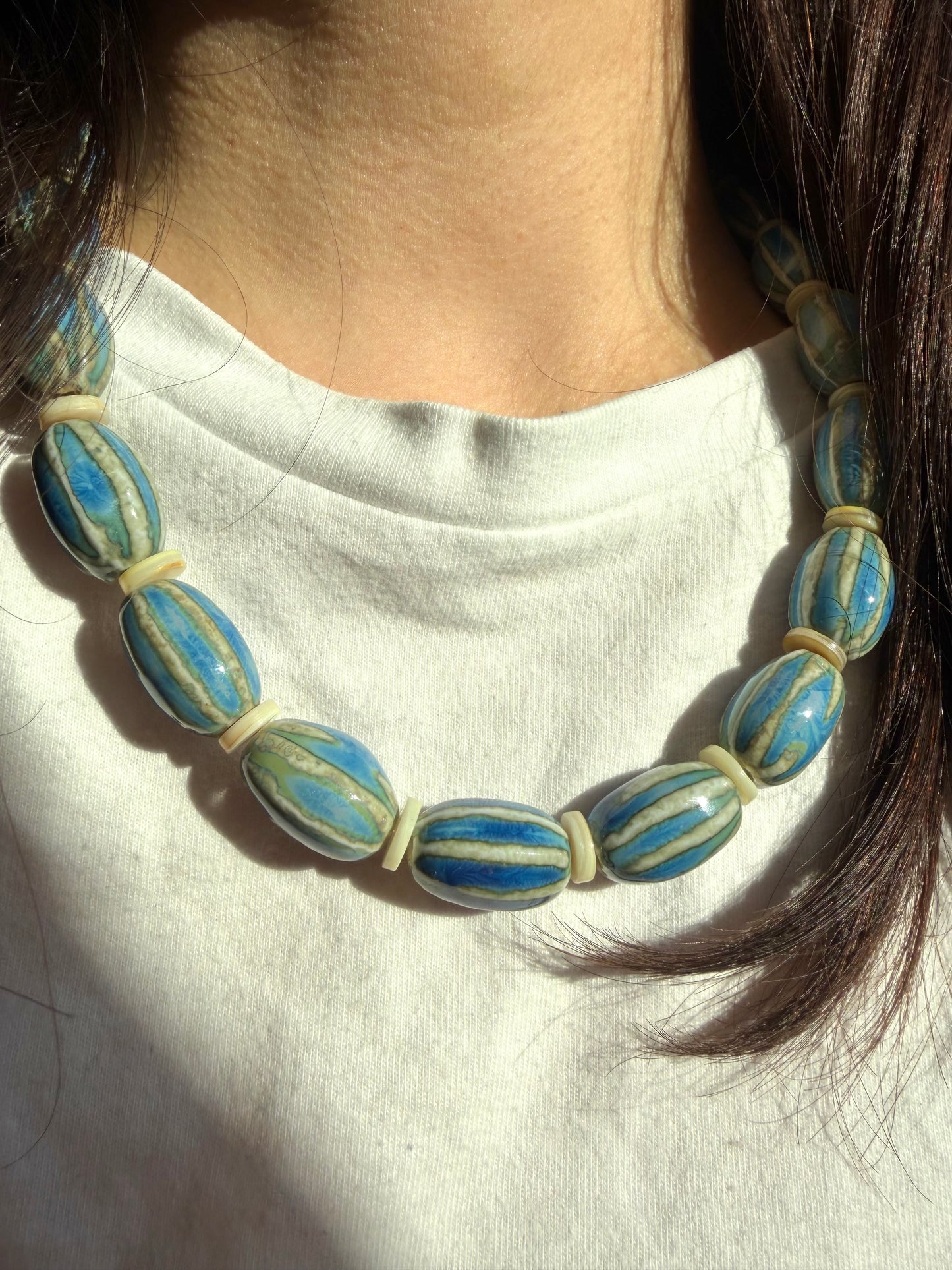 Ocean Ripple – Keramikperlen Halskette in Blau – handgefertigt