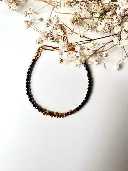 Midnight Edge – Armband aus schwarzen Kristallperlen & goldenen Hämatit-Details – handgefertigt
