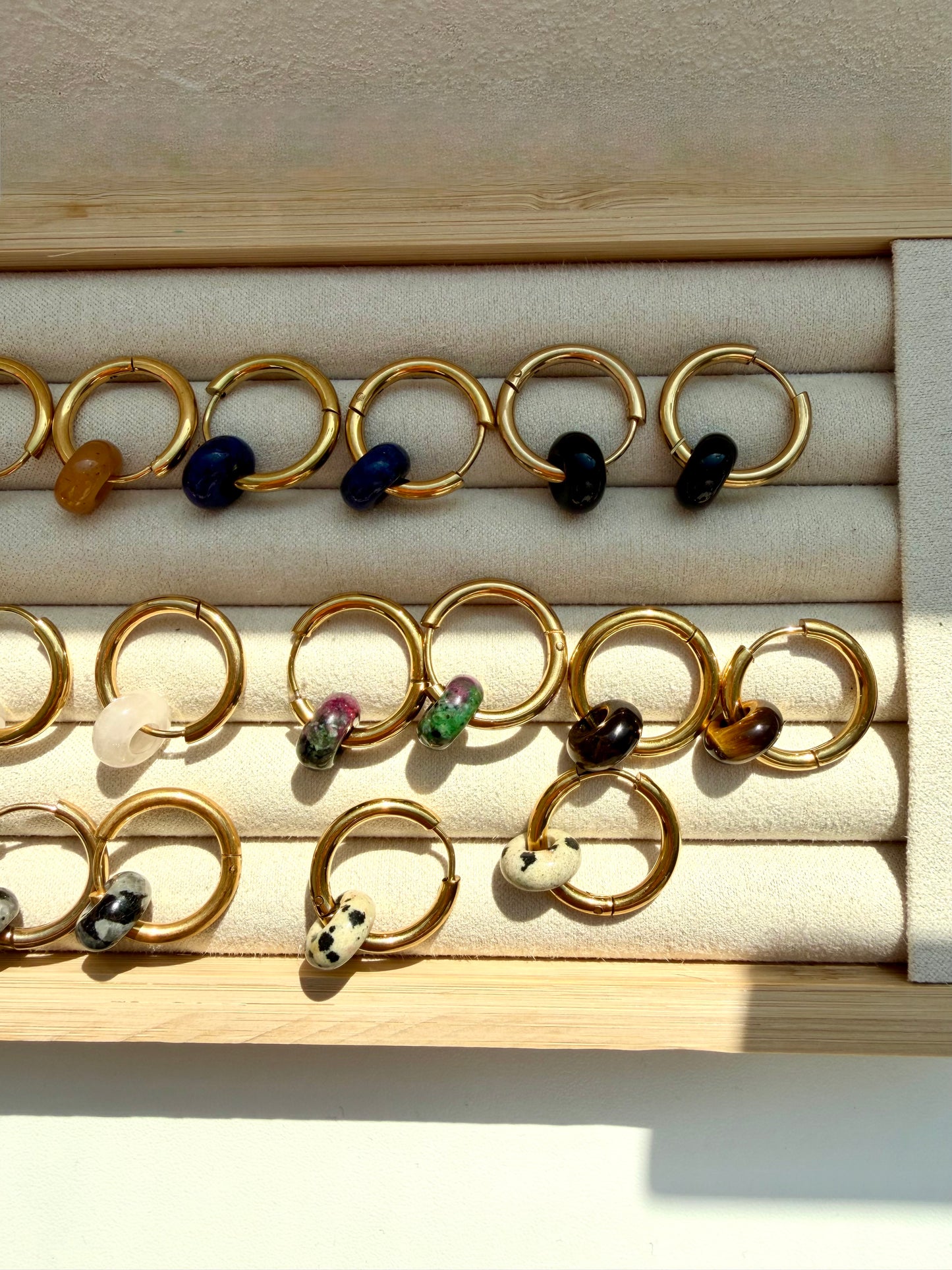 Mini Stone Circle – Ohrringe mit Donut Edelstein-Anhängern & Edelstahl 18k vergoldet