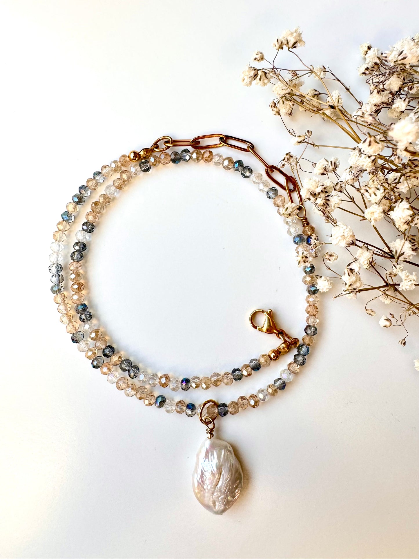 Facettierte Edelstein-Halskette mit Barockperle