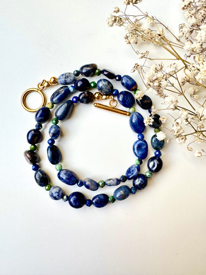 Sodalith & Lapislazuli – Halskette aus Edelsteinen mit 18k vergoldeten Details – handgefertigt