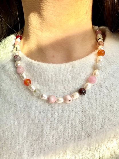 Blush Harmony – Süßwasserperlenkette mit Edelsteinmix – handgefertigt